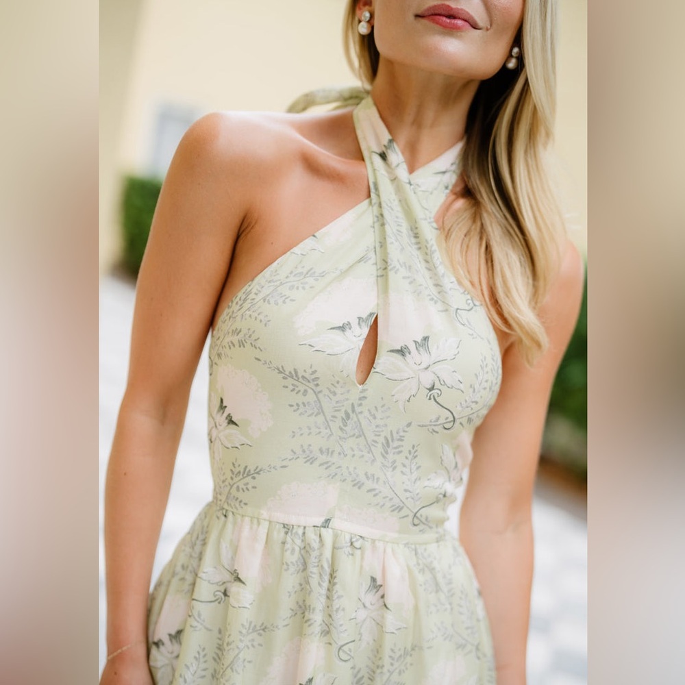 Chic Floral Halter Maxi Dress in Cream Green